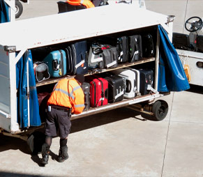 Bagages destinés à la soute de l'avion.