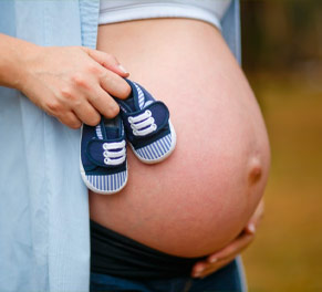 Il faut préparer le trousseau de bébé.
