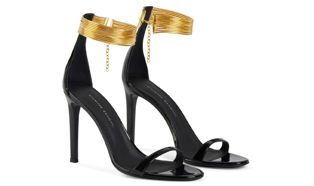 KAY, les sandales noires à talon haut par Giuseppe Zanotti.