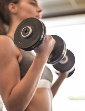 Le sport peut aider à perdre du poids.