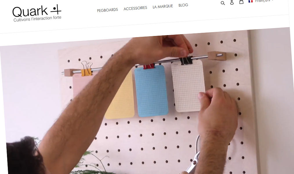 Les étagères murales modulaires pegboard.