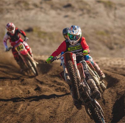 Motocross : casque, bottes et protections indispensables.