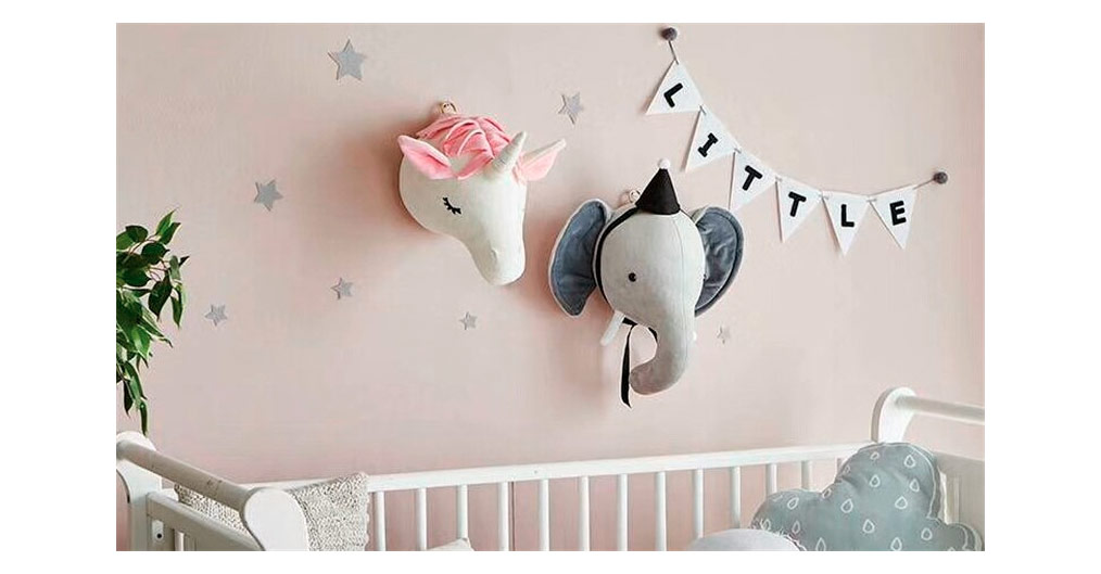 Peluches murales pour décoration de chambre d'enfant.
